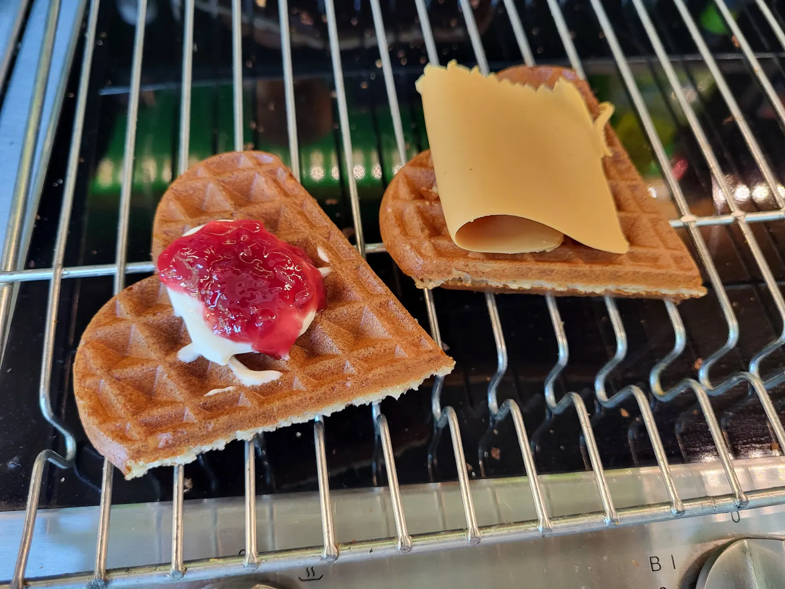 Vaffelhjerte med brunost og vaffelhjerte med rømme og syltetøy